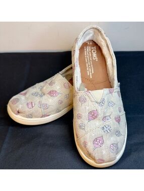 Kids size 2 classic canvas Toms Holiday slip on shoes